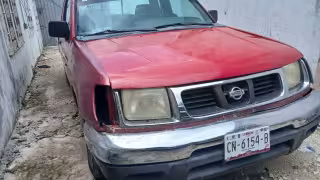Presuntos ladrones intentaron robar la batería de una camioneta en el centro de Escárcega.