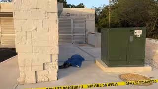 El cuerpo sin vida del sujeto asesinado quedó tendido sobre el piso.