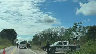 Retén policial en la carretera Lázaro Cárdenas–Felipe Carrillo Puerto termina con la detención de un hombre armado.