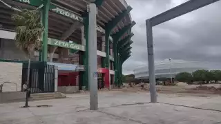 Mauricio Vila supervisa la remodelación del Estadio Kukulcán en Mérida