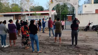 Por unanimidad los padres de familia pidieron a supervisor que no quieren al maestro Pedro "U" en la escuela