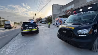 Como consecuencia del impacto, una pasajera en la combi resultó lesionada y fue trasladada a un hospital