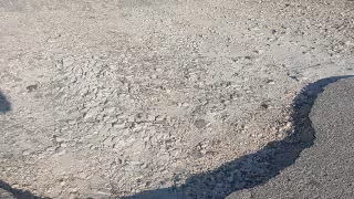 Más de un año sin respuesta: vecinos cubren baches con recursos propios