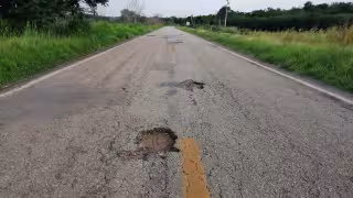 Carretera antigua Campeche-Mérida lleva más de ocho años sin mantenimiento