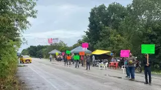 Ganaderos y agricultores de Quintana Roo se manifestaron en la carretera Mahahual-Bacalar