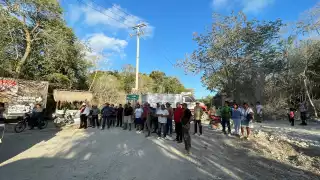 Habitantes de Playa del Carmen y Tulum bloquean a Fonatur; exigen la construcción de caminos