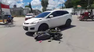 En Escárcega, mujer motociclista  choca contra camioneta y termina en el hospital 