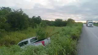 Camioneta aparece entre la maleza en Escárcega; conductor habría huido ileso