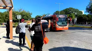 Caos vial en Cancún por falta de camiones y abusos en el transporte