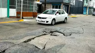 Fracturas y varillas expuestas ponen en riesgo a conductores en Ciudad del Carmen