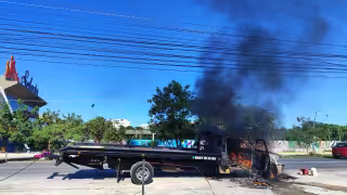 Bomberos sofocan incendio de grúa frente a Chedraui