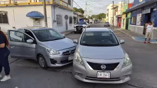 Dos automóviles quedan atravesados tras aparatoso choque en el Centro de Carmen