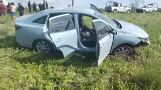 Una familia que regresaba a Tabasco sufrió un accidente en el tramo Sabancuy–Isla Aguada.