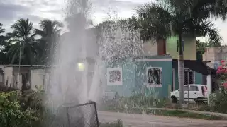 La fuga no se ha detenido y se sigue desperdiciando el agua.