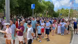 Largas filas se registran afuera de las casillas electorales