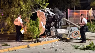Camioneta choca, vuelca y derriba poste de concreto en Ciudad del Carmen