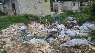Calles inexistentes y derrumbes amenazan viviendas