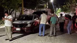 Un presunto conductor ebrio chocó contra un taxi en la colonia Petrolera.