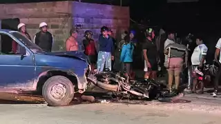 La camioneta embistió a la motocicleta que circulaba a exceso de velocidad.