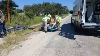 Motociclista lesionado al chocar contra camioneta.