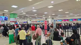 El aeropuerto lució completamente lleno, con largas filas en todas las aerolíneas.
