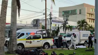 Elementos de la FGE llegaron al lugar para hacer el levantamiento del cuerpo.