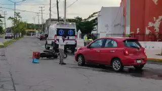 Adulto mayor impactado por auto en cruce de avenidas campechanas
