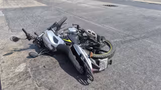Fuerte accidente en la colonia Morelos deja motociclista sobre el pavimento