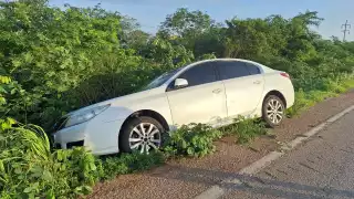   Vandalizan y desbalijan auto accidentado en la antigua carretera Campeche-Mérida  