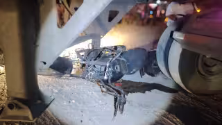 La motocicleta quedó entre la estructura de la pesada unidad.