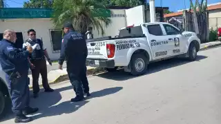Mototaxi morado chocó contra una camioneta de traslado de valores en Escárcega.