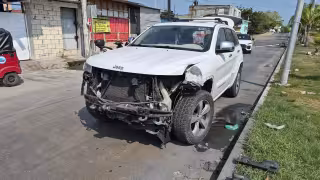 Conductora sufre presunto golpe de calor al volante en Campeche.