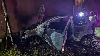 Misterioso incendio de automóvil moviliza a autoridades; hallan mensaje amenazante