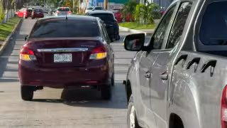 Fuerte encontronazo entre camioneta y automóvil provoca caos vial en la colonia Insurgentes