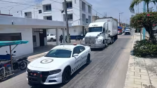 Tractocamión con cigarros ilegales procedentes de Belice asegurado en Campeche