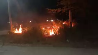 Incendio consume casa abandonada en Escárcega