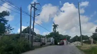 Los vecinos de la colonia se quedaron sin servicio de energía en sus viviendas y calles, representando un peligro para quienes transitan por la zona.