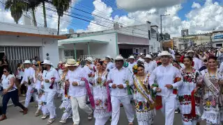 Miles de personas participan en el convite de la feria en honor a Gaspar, Melchor y Baltasar