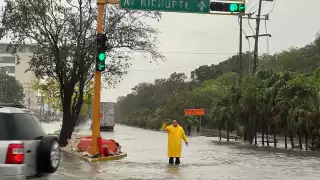 Hay graves encharcamientos en avenidas de Cancún