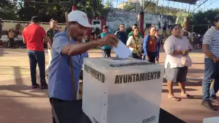 Los habitantes se reunieron en los domos de la comunidad para votar por los postulados