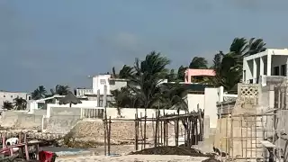 Habitantes de Chelem retiran maderas que invadían la playa, colocadas por una estadounidense