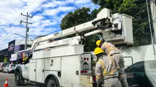 La paraestatal se niega a cubrir una embarcación que fue destruida al caerle un poste deteriorado