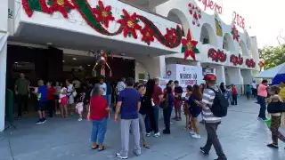 Gente con poca visibilidad, diabetes e hipertensión no recibió trato preferencial en las ocho cajas habilitadas en el Ayuntamiento, donde permaneció una ambulancia