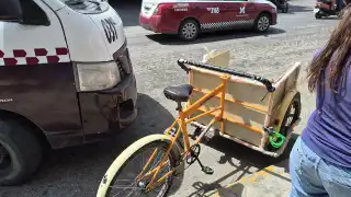 Conductor de colectiva impacta triciclo estacionado en el centro