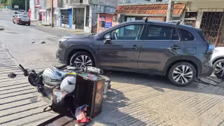 El motociclista sufrió golpes y lesiones en un brazo tras impactarse contra una camioneta que presuntamente invadió su trayectoria