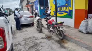 Aseguran motocicleta con escape de bala.