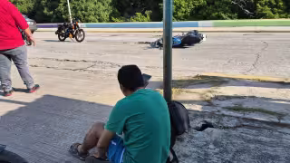 Un choque entre dos motocicletas dejó dos jóvenes heridos en Ciudad del Carmen.