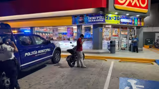 Presunto ladrón es sometido por clientes dentro de un Oxxo