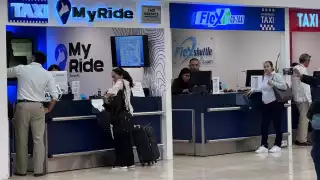 “Los de afuera sólo una vez los usé y tuve una experiencia no muy grata”: Viajeros prefieren los taxis del aeropuerto de Mérida por seguridad