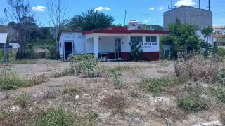 Vecinos señalaron que el médico solo acude una vez al mes o cada dos meses.